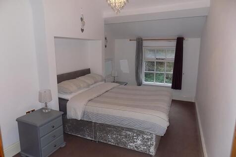 DOUBLE BEDROOM