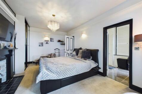 CAM01211G0-PR0163-STILL024