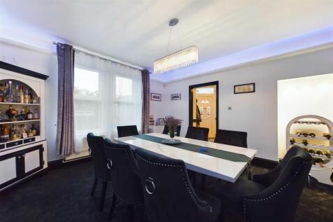 CAM01211G0-PR0163-STILL011