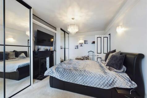 CAM01211G0-PR0163-STILL025