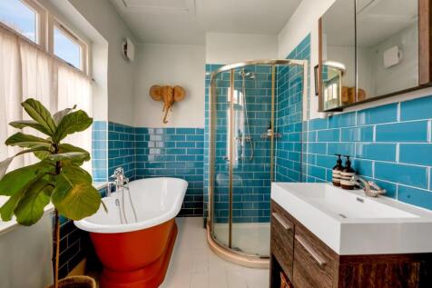 Main Bathroom view 2