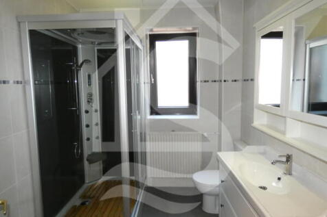 bathroom upper floor left apartment