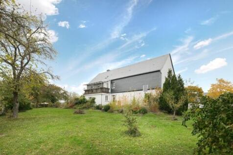 Rückansicht und Grundstück