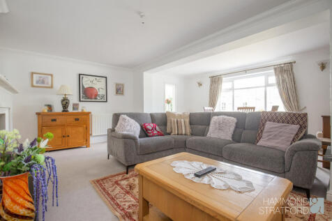 Lounge/Dining Area