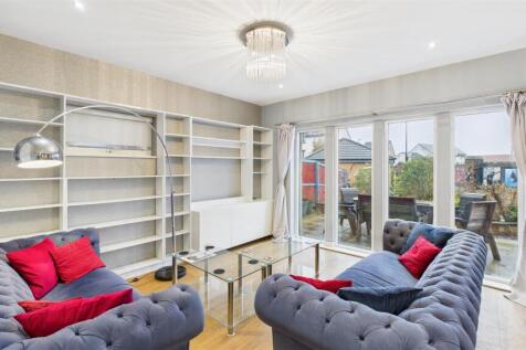 Open Plan Kitchen &amp; Living Area