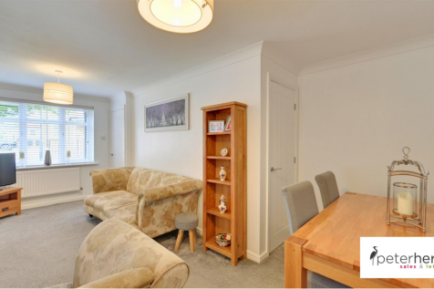 Lounge/Dining Area