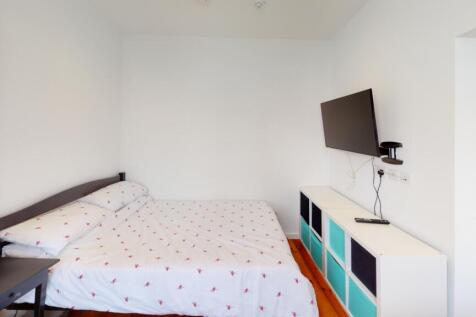 102-29-Upper-Parliament-St-Bedroom(1)