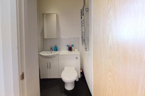 102-29-Upper-Parliament-St-Bathroom