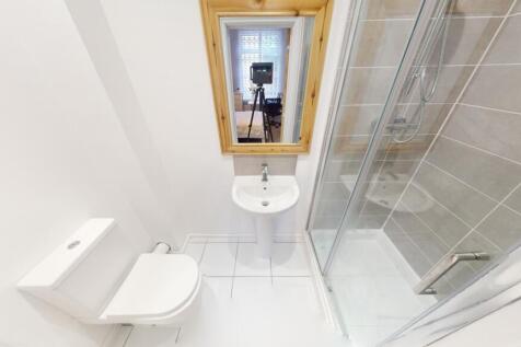 44 Burford Ensuite 1