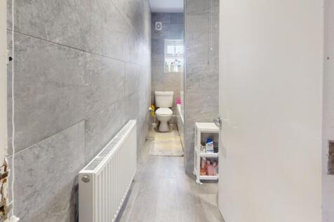 37-Birkin-Avenue-Bathroom