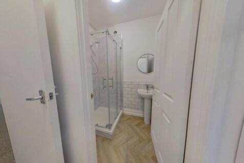 12-Ridding-Terrace-Shower