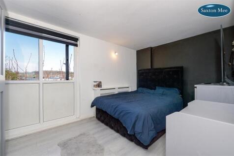 bedroom 1 5718.jpg