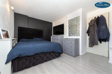 bedroom 1 5750.jpg