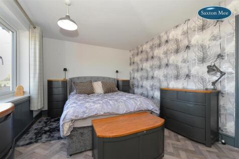 bedroom 1 _7247 copy.jpg