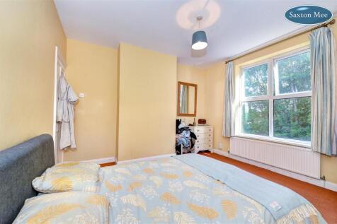 bedroom 1 8673.jpg