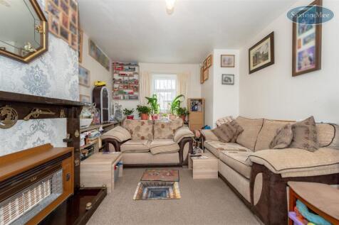10 Raisen Hall Place - lounge 2602 edit.jpg