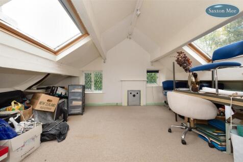 top floor bedroom 1367.jpg