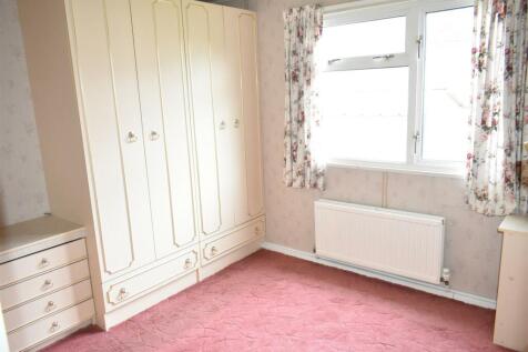 62 Greenacres Bed1.JPG