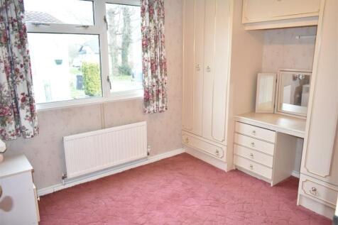 62 Greenacres Bed2.JPG