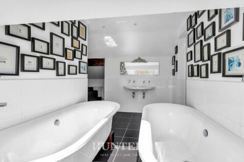 Master Suite Twin Bathtubs
