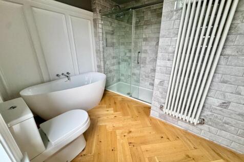 1st Floor Bathroom2n