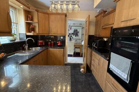 Kitchen (View 2)