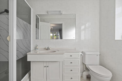 33 Mead Drive - En-Suite.JPG