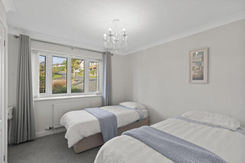 33 Mead Drive - Bed 2.JPG