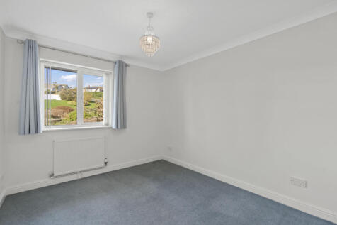 33 Mead Drive - Bed 3.JPG