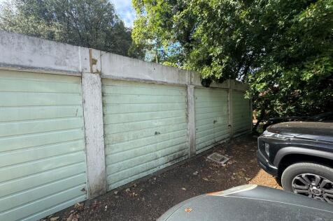 Garage  Medium  T202508150924.jpg