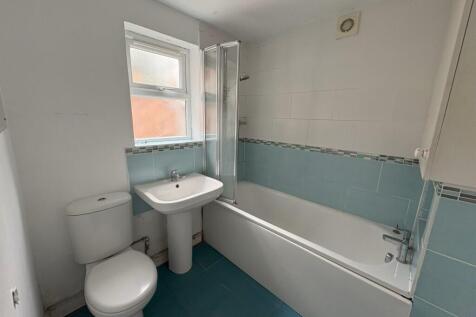 26 Esdelle Street - 250819 - Bathroom T202508191320.jpeg
