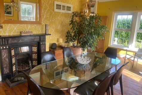 Dining Room 2 T202509031625.jpg