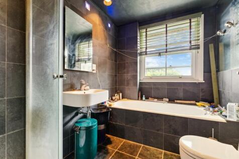 3.jpgbathroom topfloor.jpg