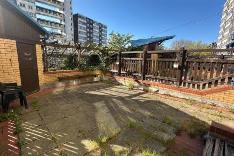 Youngs Ct, terrace.jpg