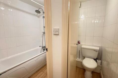 Youngs Ct, Bathroom.jpg