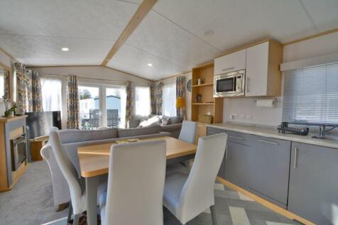 Kitchen/dining/living 