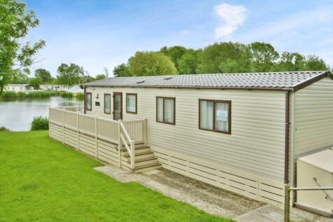 Detached holiday home next to the lake