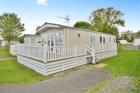 Detached holiday home with parking