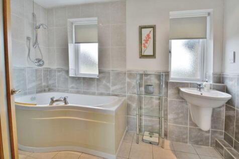 Ensuite to bedroom 2
