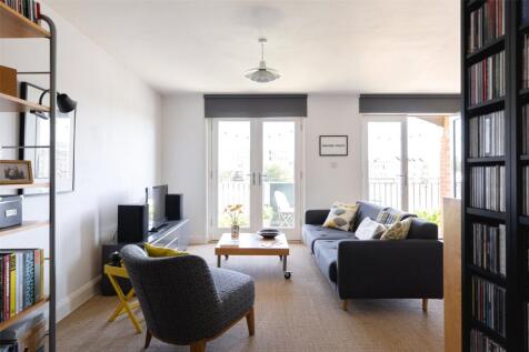 Kempton Court, E1