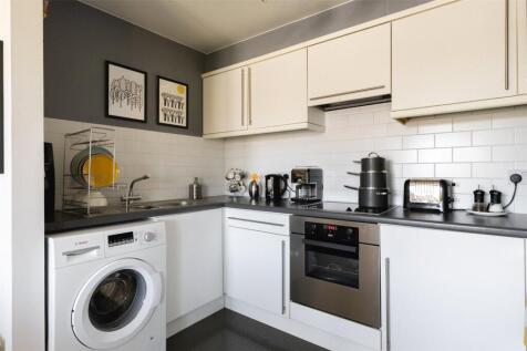Kempton Court, E1