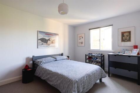Kempton Court, E1