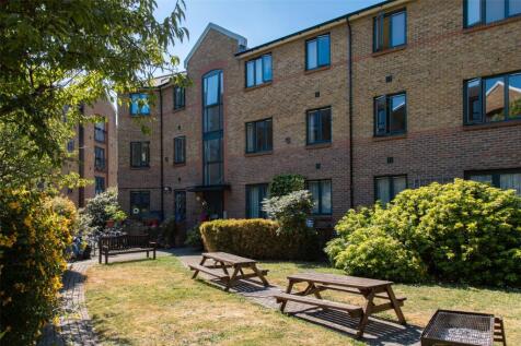 Kempton Court, E1