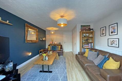 Temeraire Road 16 - Lounge Front...jpg