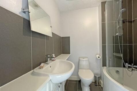 Temeraire Road 16 - Family Bathroom...jpg