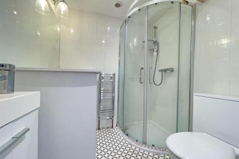 Hollow Hayes - New Ensuite.jpg