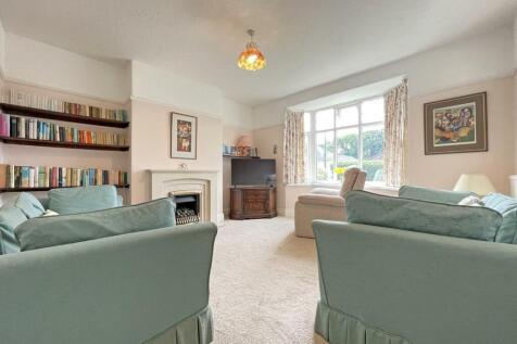 Bowden Park Road 47 Lounge Front.jpg
