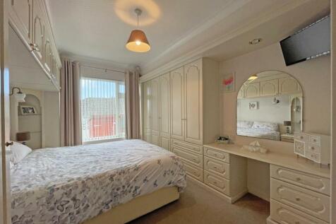 Kingswear Crescent 8 - Bed 1...jpg