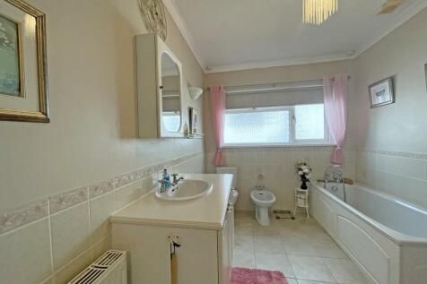 Kingswear Crescent 8 - Bathroom 1.jpg