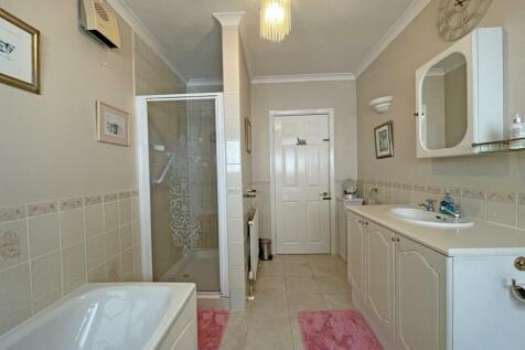 Kingswear Crescent 8 - Bathroom 2.jpg